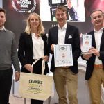 Le nouveau logiciel GPS-ScenarioControl a reçu le prix « MACHINE DE L’ANNEE 2023 » lors du SIMA 2022 à Paris.
De gauche à droite.: Matthieu Schubnel (Journaliste revue Matériel Agricole), Bettina Dreyer, Christian Dreyer (PDG et propriétaire du groupe AMAZONE), Florent Guilleman (Directeur Général de la filiale AMAZONE France).