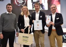 Le nouveau logiciel GPS-ScenarioControl a reçu le prix « MACHINE DE L’ANNEE 2023 » lors du SIMA 2022 à Paris.
De gauche à droite.: Matthieu Schubnel (Journaliste revue Matériel Agricole), Bettina Dreyer, Christian Dreyer (PDG et propriétaire du groupe AMAZONE), Florent Guilleman (Directeur Général de la filiale AMAZONE France).