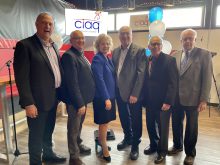 Sur la photo : Martin Caron président UPA, Jean-François Morin président Ciaq, Johanne Chartier directrice générale, Normand Renaud, Fernand Laliberté et Robert Chicoine anciens directeurs généraux.