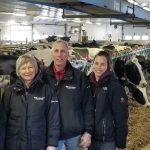 Jacinthe Breault, Luc et Isabelle Lasalle de la ferme Karibel de Saint-Paul-de-Joliette étaient surpris que leur entreprise arrive première au palmarès des meilleurs troupeaux laitiers selon l’Indice de performance du troupeau (IPT) de Lactanet.