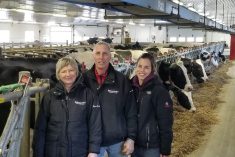 Jacinthe Breault, Luc et Isabelle Lasalle de la ferme Karibel de Saint-Paul-de-Joliette étaient surpris que leur entreprise arrive première au palmarès des meilleurs troupeaux laitiers selon l’Indice de performance du troupeau (IPT) de Lactanet. 
