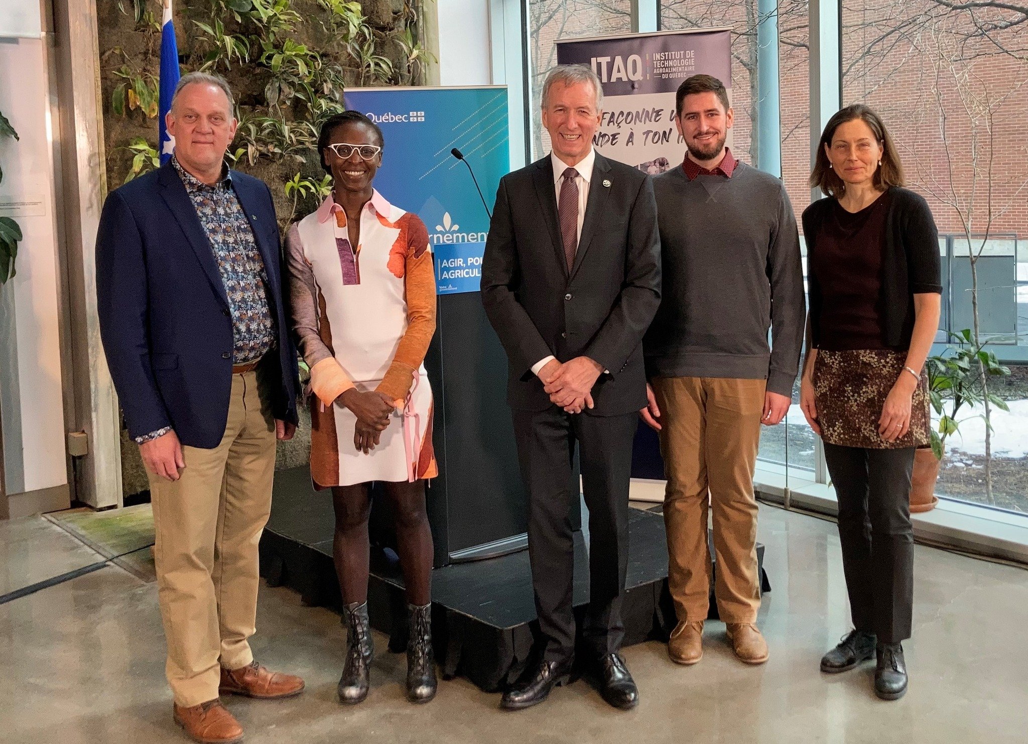 Sur la photo de gauche à droite : Martin Caron, président de l'UPA, Aisha Issa, directrice générale de l'ITAQ, André Lamontagne ministre de l'Agriculture, des Pêcheries et de l'Alimentation du Québec, Samuel Ostiguy, producteur agricole Ferme Janot inc. et Colleen Thorpe, directrice générale d'Équiterre.