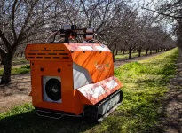 Le InsightTRAC Rover qui tire sur les noix parasitées par un prédateur.