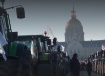 Les agriculteurs français manifestent à Paris
