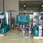 Deux robots de traite DairyRobot R9500 de GEA avec une unité d’alimentation (au centre) sur le banc d’essaie au Centre de test DLG. (Photo de GEA)