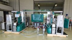 Deux robots de traite DairyRobot R9500 de GEA avec une unité d’alimentation (au centre) sur le banc d’essaie au Centre de test DLG. (Photo de GEA)