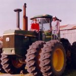 Cette photo accompagne souvent les références de M.Hanson quant au fait qu'il a grandi sur une ferme.