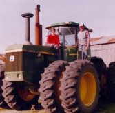 Cette photo accompagne souvent les références de M.Hanson quant au fait qu'il a grandi sur une ferme.