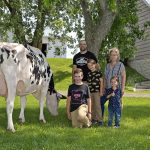 La Ferme Bard est la ferme familiale où Marie-Josée Bard a grandie et qu’elle a repris avec son conjoint Hubert Guimond. On les voit avec leurs trois enfants : Emerick, 13 ans, Dereck, 10 ans, et Danick, 5 ans.