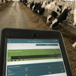 Le conseiller Purina utilise le Dairy Enteligen installé sur une tablette pour conseiller le producteur agricole.