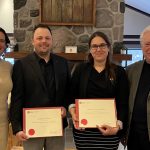 Remise des diplômes des lauréats du programme 10 jours de la FSAA/ Bourse de 7 500 $. De gauche à droite: Annik Martin de la Fondation Jefo; Guillaume Lessard de la Ferme Holdream (gagnant JAE 2022); Geneviève Grossenbacher de Notre petite ferme (gagnante JAE 2021); Charles Bachand, agr, Vice-président de la Fondation Agria