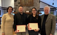 Remise des diplômes des lauréats du programme 10 jours de la FSAA/ Bourse de 7 500 $. De gauche à droite: Annik Martin de la Fondation Jefo; Guillaume Lessard de la Ferme Holdream (gagnant JAE 2022); Geneviève Grossenbacher de Notre petite ferme (gagnante JAE 2021); Charles Bachand, agr, Vice-président de la Fondation Agria
