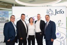 Nicolas Jobin, administrateur, Jean-François Fontaine, administrateur et
vice-président de Jefo, Annik Martin, coordonnatrice, Anthony Fontaine,
coordonnateur des ventes de matières premières chez Jefo, et Jean Fontaine,
président de la Fondation et de Jefo, lors du cocktail 2023.