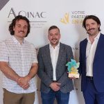 De gauche à droite : M. Jérémy Lavoie (directeur des fermes de reproduction), M. Sébastien Morin (directeur général) et M. Jean-Michel Allard Prus, agr., M.A. (conseiller aux affaires agronomiques)
Photo: AQINAC