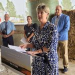 La ministre de AAC, Marie-Claude Bibeau en compagnie de Jean-Pierre Charuest, Karine Moreau, 1re VP des Producteurs de lait de l’Estrie et Martin Caron, président de l'UPA.
