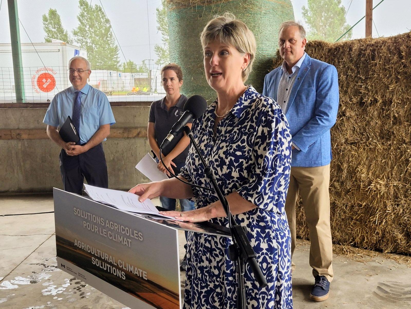 La ministre de AAC, Marie-Claude Bibeau en compagnie de Jean-Pierre Charuest, Karine Moreau, 1re VP des Producteurs de lait de l’Estrie et Martin Caron, président de l'UPA.