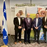 Laurence MacAulay, ministre d'Agriculture et Agroalimentaire Canada (2e à gauche), a fait l'annonce en présence de David Wiens, Président des Producteurs laitiers du Canada (1er à gauche), de Francis Drouin, secrétaire parlementaire du ministre de l’Agriculture et de l’Agroalimentaire (3e) et Phil J. Vanderpol, Président du Conseil d'administration, Association des transformateurs laitiers du Canada.