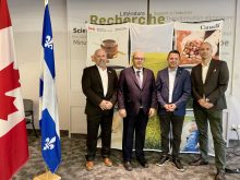 Laurence MacAulay,  ministre d'Agriculture et Agroalimentaire Canada (2e à gauche), a fait l'annonce en présence de David Wiens, Président des Producteurs laitiers du Canada (1er à gauche), de Francis Drouin, secrétaire parlementaire du ministre de l’Agriculture et de l’Agroalimentaire (3e) et Phil J. Vanderpol, Président du Conseil d'administration, Association des transformateurs laitiers du Canada.