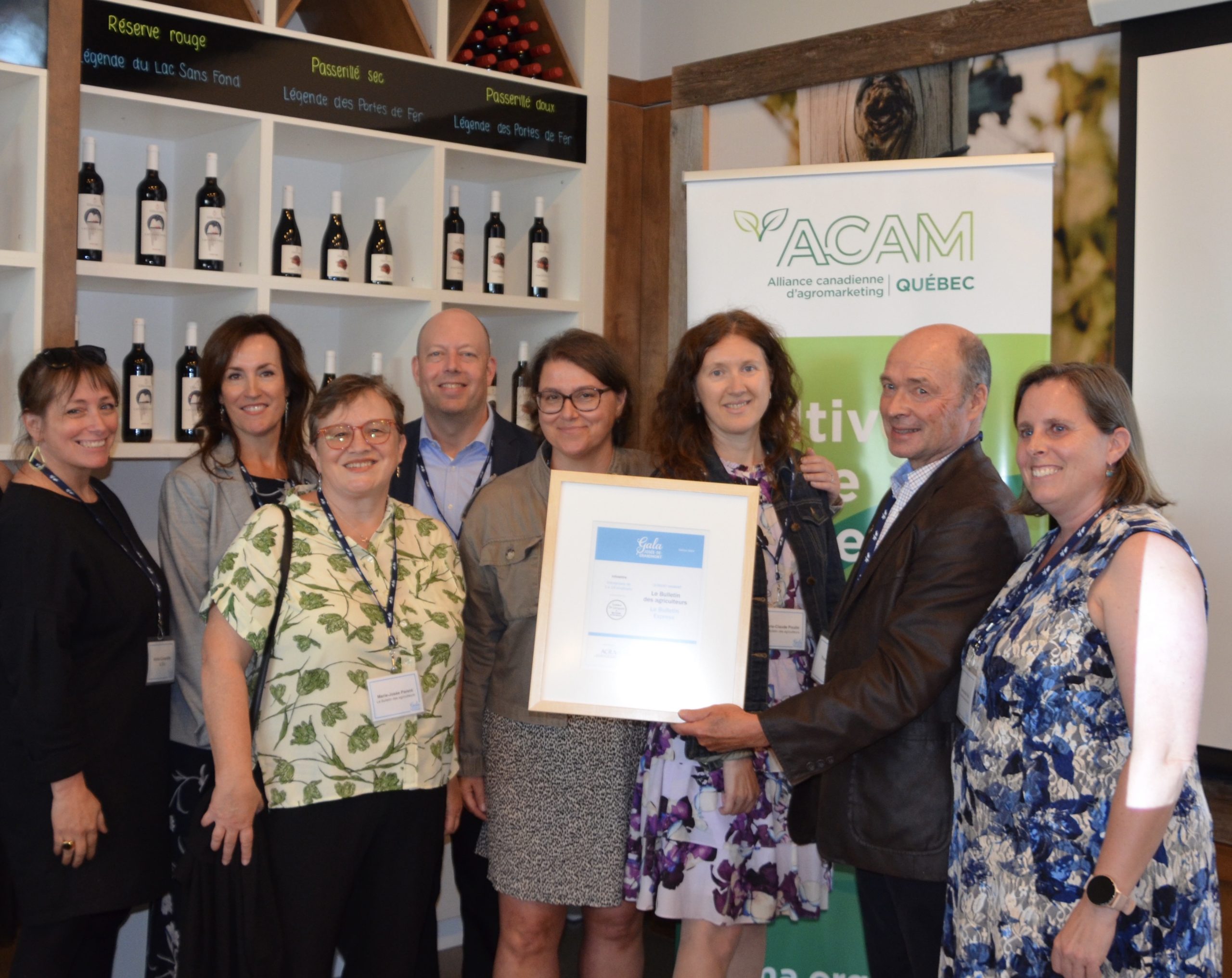 De gauche à droite: Annie Cossette de l'ACRA, Chantal Mercier de l'ACAM, Marie-Josée Parent, journaliste, Martin Beaudin, directeur de compte, Céline Normandin, journaliste, Marie-Claude Poulin, rédactrice en chef, Yvon Therien, éditeur et Emmanuelle Arès, Responsable de l'engagement du lectorat et de la publicité