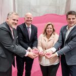 Mike Pastir, directeur général, CRF Agritech, et Joe Brady, chef des finances, Pursell, en compagnie de Mme Lisa Thompson, ministre de l'Agriculture, de l'Alimentation et des Affaires rurales de l’Ontario, et de Casper Kaastra, chef de la direction, Sollio Agriculture