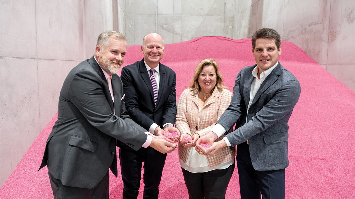Mike Pastir, directeur général, CRF Agritech, et Joe Brady, chef des finances, Pursell, en compagnie de Mme Lisa Thompson, ministre de l'Agriculture, de l'Alimentation et des Affaires rurales de l’Ontario, et de Casper Kaastra, chef de la direction, Sollio Agriculture
