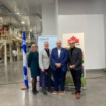 De gauche à droite : Nathalie Desjardins, d’Investissement Québec, Éric Lefebvre, député d’Arthabaska et whip en chef du gouvernement, Philippe Charlebois, président-directeur général de Semican, et Christopher Skeete, ministre délégué à l’Économie, ministre responsable de la Lutte contre le racisme et ministre responsable de la région de Laval.