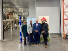 De gauche à droite : Nathalie Desjardins, d’Investissement Québec, Éric Lefebvre, député d’Arthabaska et whip en chef du gouvernement, Philippe Charlebois, président-directeur général de Semican, et Christopher Skeete, ministre délégué à l’Économie, ministre responsable de la Lutte contre le racisme et ministre responsable de la région de Laval.