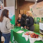 Des étudiants et des étudiantes de la présente cohorte de l’ITAQ ainsi que des années précédentes rencontrent différents fournisseurs, représentants d’entreprises de service et des conseillers du milieu de l’agroalimentaire.