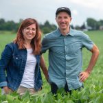 Élise et Mathieu Pigeon de la ferme Agri G. & M. ont remporté le bronze à l'Ordre national du mérite agricole. Photo : Eric Labonté, MAPAQ