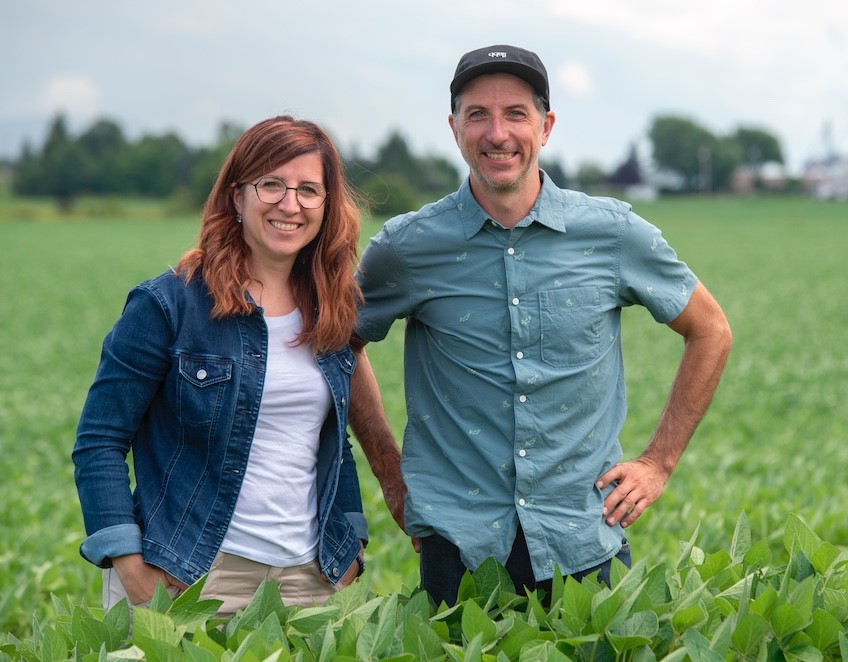 Élise et Mathieu Pigeon de la ferme Agri G. & M. ont remporté le bronze à l'Ordre national du mérite agricole. Photo : Eric Labonté, MAPAQ