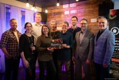 L'équipe derrière la stratégie, de gauche à droite : Étienne Croteau (agent de développement des communautés, MRC d'Arthabaska), Christine Vigneault-Gingras (chargée de projet, CISA), Dominic Poulin (directeur du secteur agroalimentaire, CDEVR), Véronique Allard (chargée de projet, CISA), Christine Gingras (chercheuse et chargée de projet,CISA), Aude Fournier (enseignante-chercheuse,CISA), Jean-David Martel (directeur général,CISA), Denis Deschamps (directeur général, Cégep de Victoriaville), Éric Lefebvre (député d'Arthabaska).