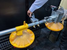 Pour ajuster l'ouverture du soigneur en début d'élevage, il ne suffit que de tourner un quart de tour.