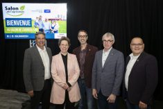 De gauche à droite : M. Louis Turcotte, Vice-président principal, Opérations Québec & Atlantique chez Financement Agricole Canada, Mme Hélène St-Pierre, Présidente du Concours des Jeunes Agriculteurs d’Élite section Québec, M. Dominic Sansoucy, Président du comité organisateur du Salon de l'Agriculture, M. Claude Corbeil, membre du conseil d'administration de la Société d'Agriculture de Saint-Hyacinthe et membre du comité organisateur du Concours des Jeunes Agriculteurs d’Élite section Québec et M. Richard Lagacé, membre du conseil d'administration de la Société d'Agriculture de Saint-Hyacinthe.