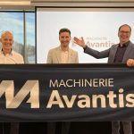 Frédéric Martineau, président d’Avantis, Jean-Sébastien Lemelin, vice-président machinerie et Michel Delisle, chef de la direction dévoilent fièrement la nouvelle image de la division machinerie.