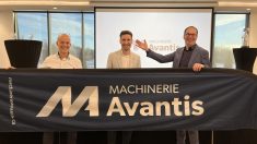 Frédéric Martineau, président d’Avantis, Jean-Sébastien Lemelin, vice-président machinerie et Michel Delisle, chef de la direction dévoilent fièrement la nouvelle image de la division machinerie.