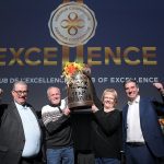 La ferme Okadale de Benoit Dagenais et Anik Lalande a remporté le titre de Grand Champion volet qualité du lait du Club de l'excellence d'Agropur. Ce sont les parents de Benoit et anciens propriétaires, Michel et André, qui sont allés chercher la récompense.
