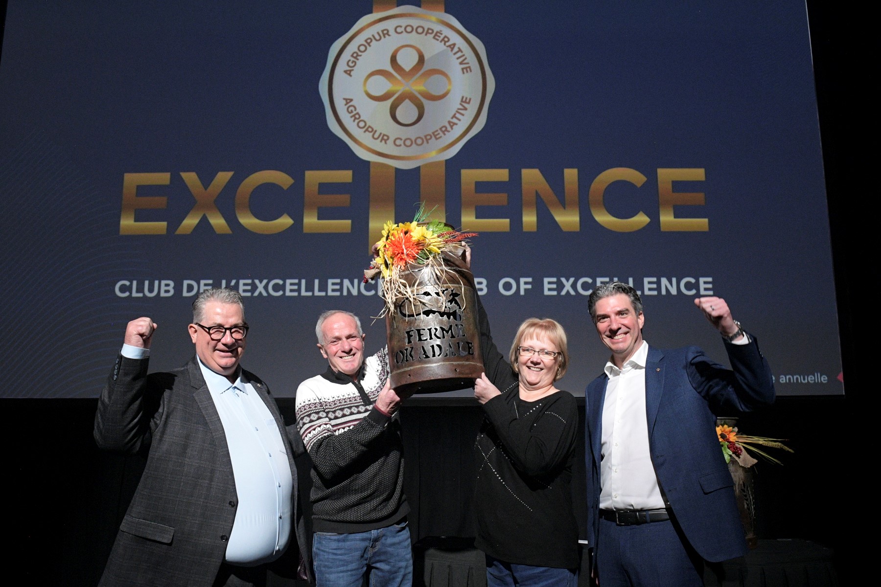 La ferme Okadale de Benoit Dagenais et Anik Lalande a remporté le titre de Grand Champion volet qualité du lait du Club de l'excellence d'Agropur. Ce sont les parents de Benoit et anciens propriétaires, Michel et André, qui sont allés chercher la récompense.