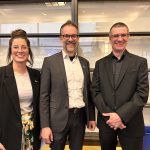 Krystell Perreault, Denis Deschamps, directeur général du Cégep de Victoriaville, et Normand Poniewiera