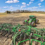 Un applicateur d'engrais à taux variable utilisé pendant les semences en Alberta en 2022.