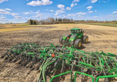 Un applicateur d'engrais à taux variable utilisé pendant les semences en Alberta en 2022.