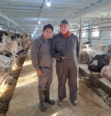 Armando, travailleur étranger agricole, et son employeur, Yvan Bergeron, à la Ferme Bernoise à Saint-Samuel.