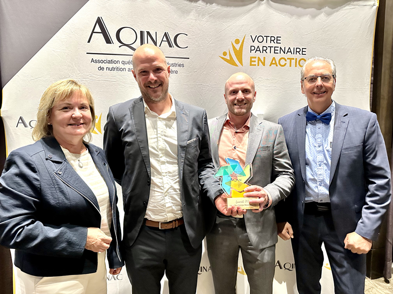 De gauche à droite : Mme Renée Henri (1re vice-présidente, AQINAC), M. Éric Mondou (vice-président, communication, marketing et division Campagnard), M. Christian Gonthier, agr., M. Sc. (vice-président, développement des affaires et opérations), M. Renald Mercier, agr. (président du conseil, AQINAC).