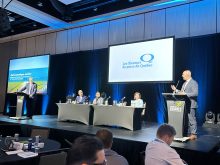 Lors de l'assemblée générale des Éleveurs de porcs, le président Louis-Philippe Roy a insisté auprès du ministre André Lamontagne sur l'urgence d'apporter une aide financière aux éleveurs.