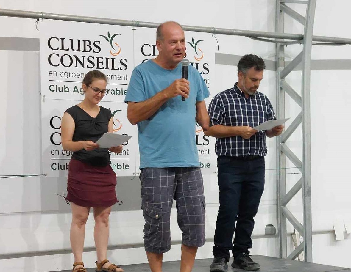 Un des pionniers des clubs conseil en agroenvironnement, l'agriculteur Yvon Boucher de Saint-Césaire, accompagné de l'agronome Julie Boisvert et du président du club Agri-Durable Jean-François Messier.