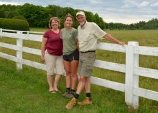 L'équipe de la Ferme Brylee. Kim Maloney est entourée de ses parents: Lise Villeneuve et Bryan Maloney. Cette photo a été prise l'année de l'intégration de Kim à la ferme, en 2020.