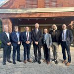 Le gouvernement du Québec a annoncé une contribution financière de 6,3 millions de dollars au CDPQ. Étaient présents, de gauche à droite, Francis Pouliot, responsable du projet au CDPQ, Patrick Bouillé, maire de Deschambault-Grondines, André Lamontagne, ministre de l’Agriculture (MAPAQ), Serge Couture, président du CDPQ, Louis-Philippe Roy, président des Éleveurs de porcs du Québec, et Jacques Faucher, directeur général du CDPQ.