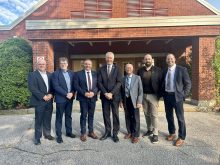 Le gouvernement du Québec a annoncé une contribution financière de 6,3 millions de dollars au CDPQ. Étaient présents, de gauche à droite, Francis Pouliot, responsable du projet au CDPQ, Patrick Bouillé, maire de Deschambault-Grondines, André Lamontagne, ministre de l’Agriculture (MAPAQ), Serge Couture, président du CDPQ, Louis-Philippe Roy, président des Éleveurs de porcs du Québec, et Jacques Faucher, directeur général du CDPQ.
