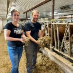 Marie-Ève Poulin et Pascal Quirion de la Ferme Éloanne ont transformé une étable entravée en étable en stabulation libre avec robot.