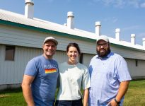 Michael Lecours, Maude Péloquin et Renaud Péloquin, 8e génération à la tête de la Ferme de Ste-Victoire. Photo: gracieuseté.