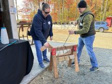 Après avoir tourné la corde autour de la troisième loupe, le veau sera couché au sol où il sera maintenu pendant 20 à 30 minutes. Puis, il sera relâché.